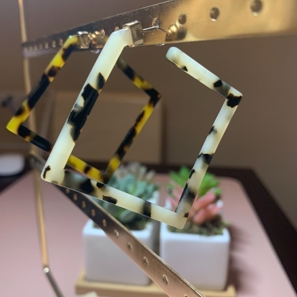 SALE💚 any 3 for $18 💚 Light & Dark Tortoise Acrylic Hoops Earrings - Picture 3 of 5